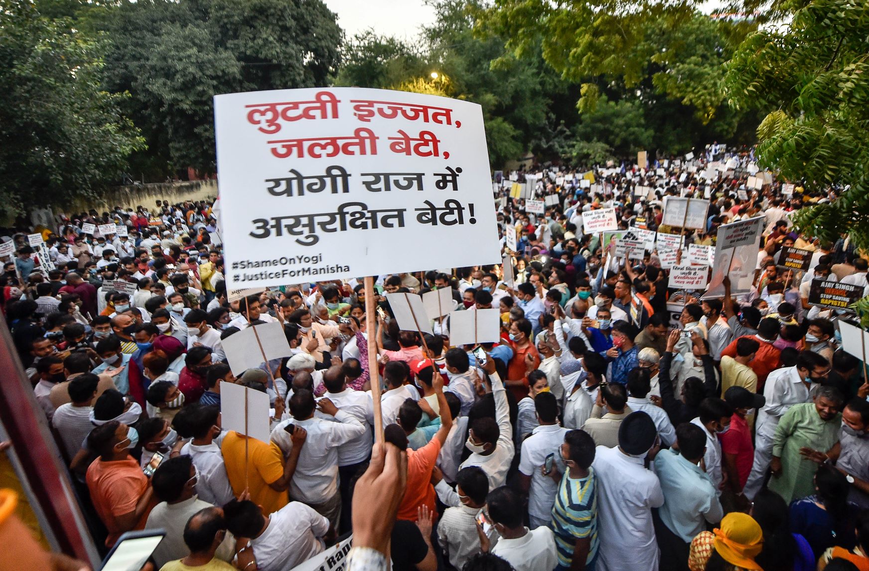 ہاتھرس گینگ ریپ متاثرہ کے لیے نئی دہلی میں منعقدایک مظاہرہ۔ (فوٹو: پی ٹی آئی)