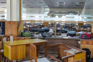 دسمبر 2019 میں جامعہ ملیہ اسلامیہ کی لائبریری میں کی گئی توڑ پھوڑ۔ (فائل فوٹو: پی ٹی آئی)