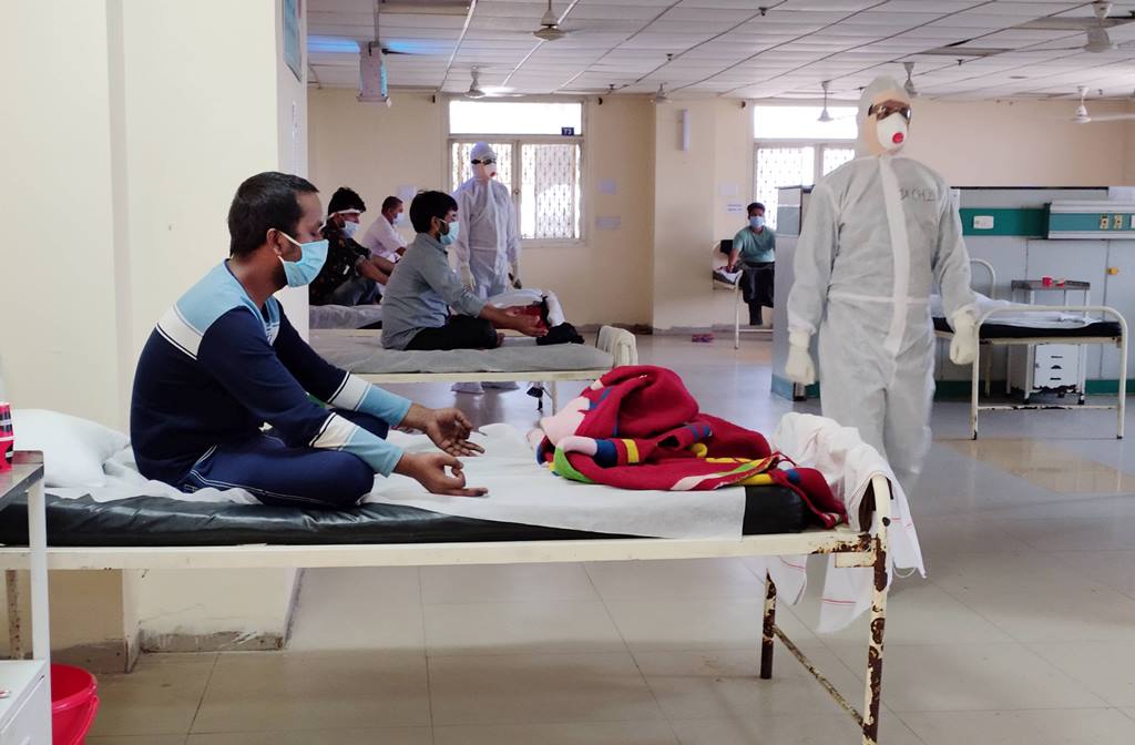 نئی دہلی کے ایک اسپتال میں یوگا کرتے کورونا کے مریض۔ (فائل فوٹو:  پی ٹی آئی)