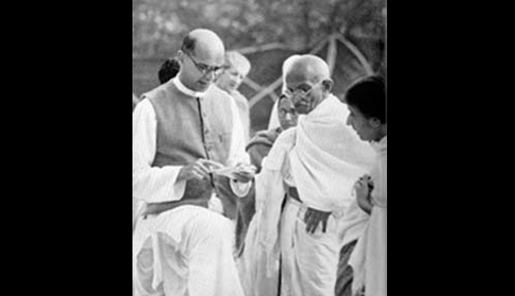 مہاتما گاندھی کے ساتھ مہادیوبھائی دیسائی۔ (فوٹوبہ شکریہ: وکی میڈیا کامنس)