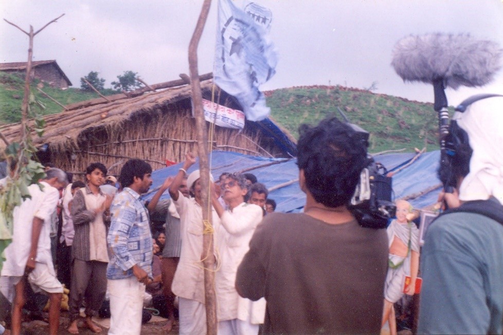 پربھوبھائی تڑوی(نیلی شرٹ میں)نرمدا بچاؤ آندولن کی پرچم کشائی کرتے ہوئے۔