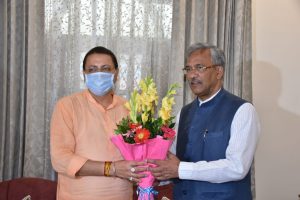 اتراکھنڈ کے سابق وزیر اعلیٰ ترویندر سنگھ راوت کے ساتھ نئے وزیر اعلیٰ پشکر سنگھ دھامی۔ (فوٹو بہ شکریہ: ٹوئٹر/@pushkardhami)