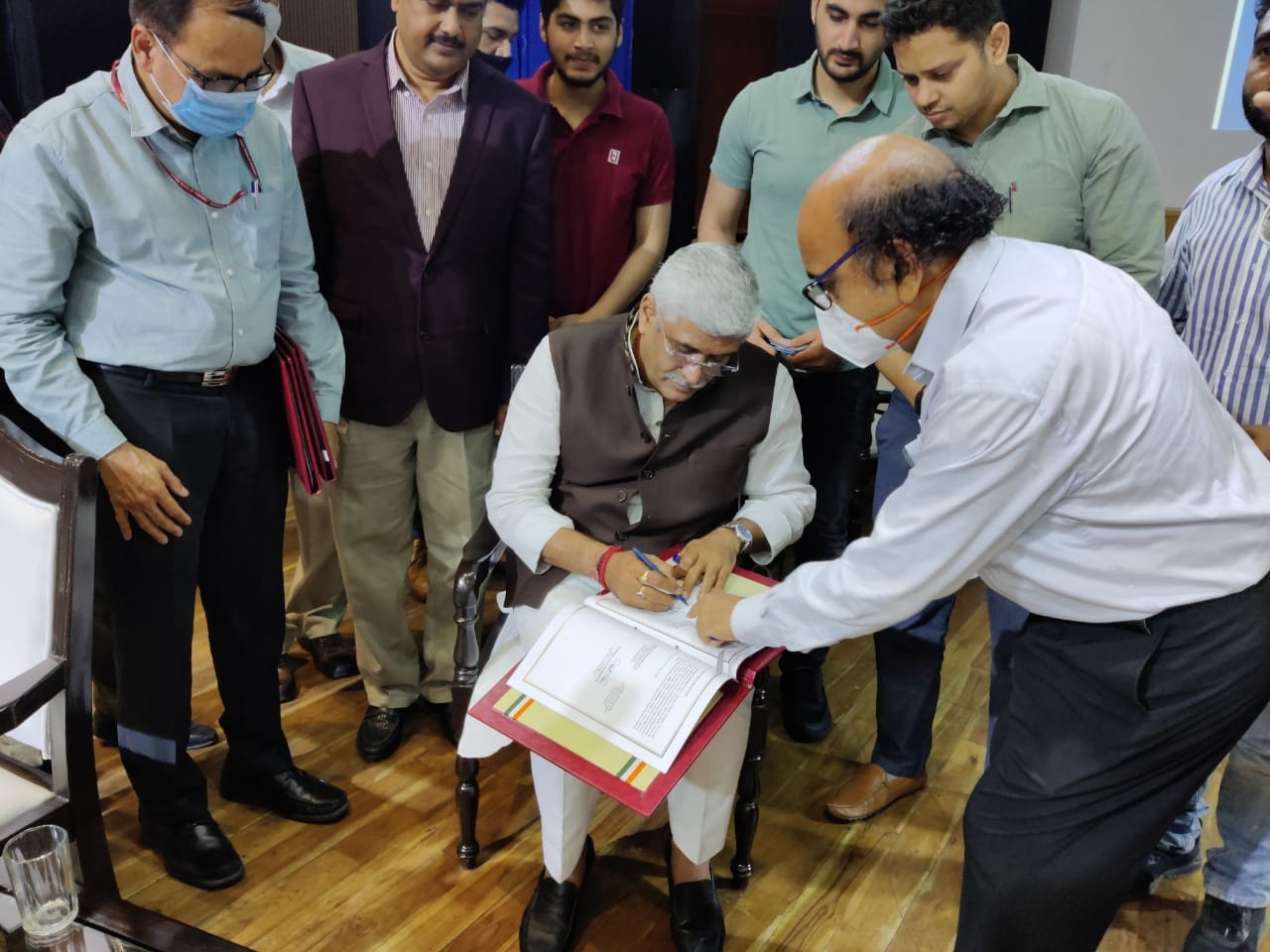 کین-بیتوا لنک پروجیکٹ کے معاہدہ  پر دستخط کرتے جل شکتی کے مرکزی وزیر گجیندر سنگھ شیکھاوت۔ (فوٹو بہ شکریہ :این ڈبلیوڈی اے)
