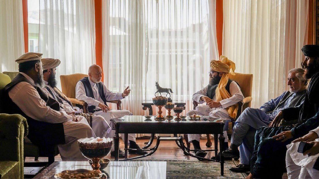 افغانستان کے سابق صدر حامد کرزئی سے ملاقات کرتے طالبانی کمانڈر انس حقانی۔ (فوٹو: ٹوئٹر/@AnasMallick)