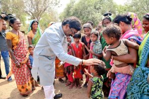 گاؤں والوں  سے ایک ملاقات کے دوران جھارکھنڈ کے وزیر اعلیٰ  ہیمنت سورین۔ (فائل فوٹو بہ شکریہ: فیس بک)