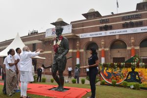 دہلی کے دھیان چند نیشنل اسٹیڈیم میں ان کے مجسمہ  پرگلہائے عقیدت پیش کرتے وزیر اعظم نریندر مودی۔ (فائل فوٹو بہ شکریہ: ٹوئٹر)