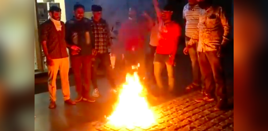 احمدآباد میں بجرنگ دل کے کارکنان کاماسوتر کی کاپیاں جلاتے ہوئے۔ (فوٹو: اسکرین گریب)