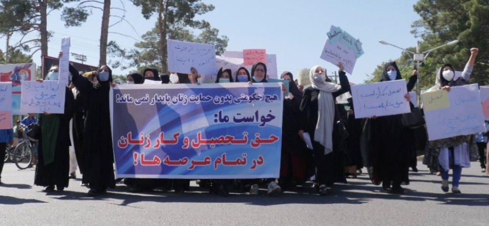 افغانستان کے مغربی صوبہ ہرات میں خواتین  نے احتجاجی مظاہرہ کیا۔ (فوٹو: ٹوئٹر/@ZahraSRahimi)