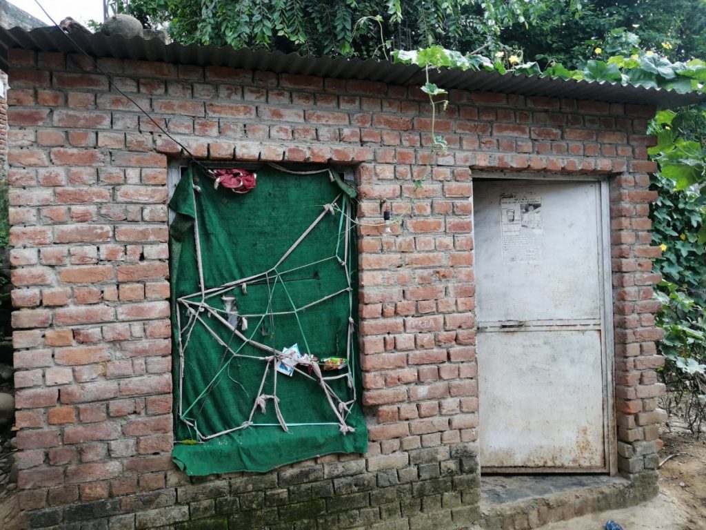 کرایے کا وہ کمرہ  جہاں اشونی اور لکشمی اپنے بچوں کے ساتھ رہتے ہیں۔ (فوٹو:  بی ویک ماتھر)