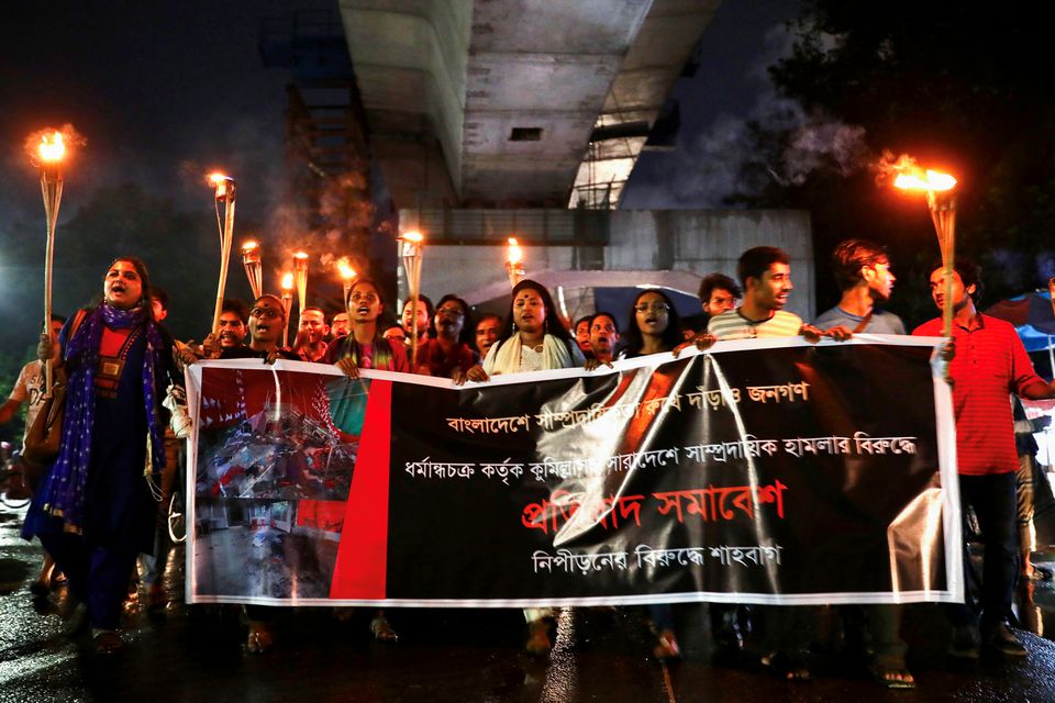 بنگلہ دیش میں ہندوؤں کے خلاف ہوئےتشددکی مخالفت میں ڈھاکہ میں18اکتوبر2021 کو ہوا ایک مظاہرہ۔ (فوٹو: رائٹرس)