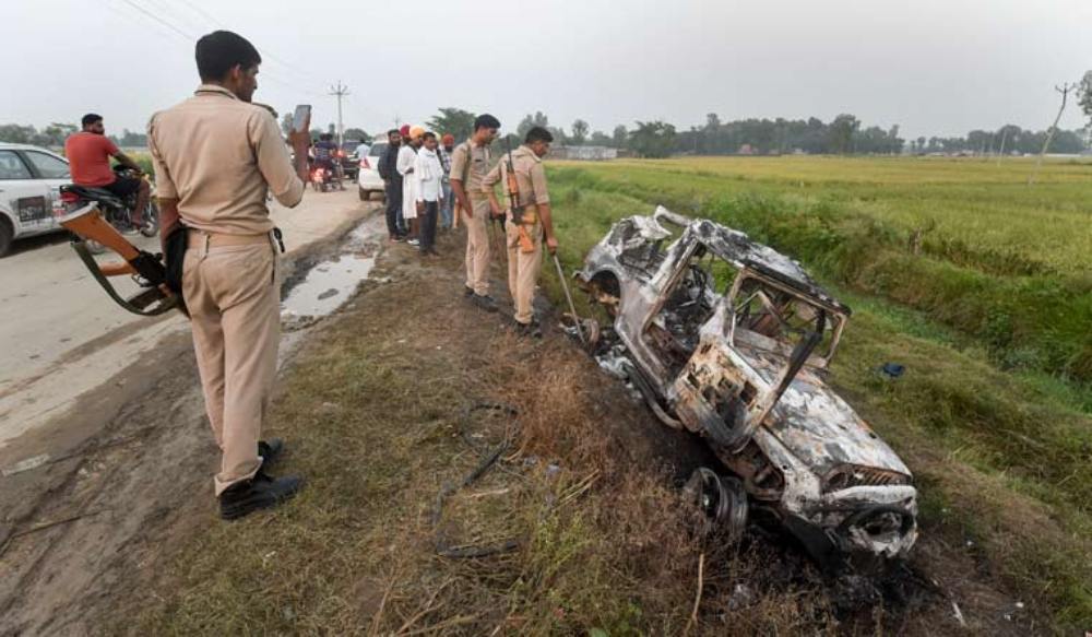 لکھیم پور کھیری کےتکونیہ علاقے میں تین اکتوبر کو ہوئےتشدد میں تبا ہ ہوئی ایک گاڑی  کا معائنہ کرتی پولیس۔ (فوٹو: پی ٹی آئی)
