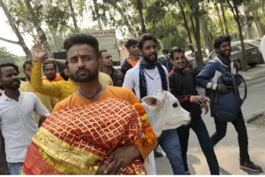 گزشتہ 18 نومبر کو ایس ایچ او راجندر تیاگی کےتبادلے کےخلاف غازی آباد میں ضلع مجسٹریٹ کے دفترکے باہربچھڑا ہاتھ میں لےکراحتجاج کرتے ہندوتوا گروپوں کے ممبر۔ (فوٹوبہ شکریہ: ویڈیوگریب)