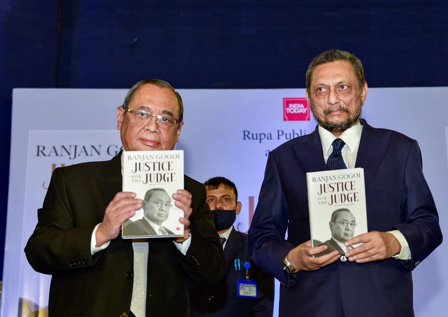 سابق سی جے آئی ایس اے بوبڈے کے ساتھ اپنی کتاب کے اجرا میں سابق سی جے آئی اور راجیہ سبھا ایم پی رنجن گگوئی۔ (فوٹو: پی ٹی آئی)