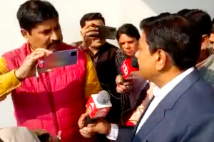 مرکزی وزیر اجئے مشرا سے لکھیم پور تشدد کے بارے میں سوال پوچھتے صحافی۔(تصویر: ویڈیو گریب)