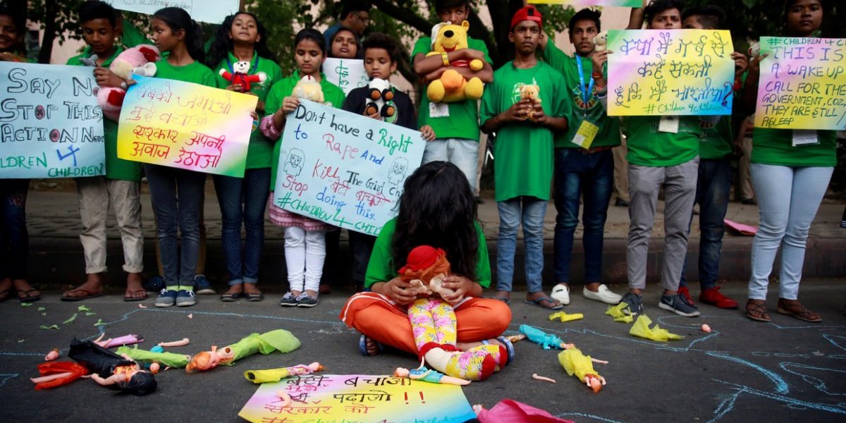 کٹھوعہ میں آٹھ سالہ بچی کی ریپ کے خلاف احتجاجی مظاہرہ۔ (فائل فوٹو: رائٹرس)