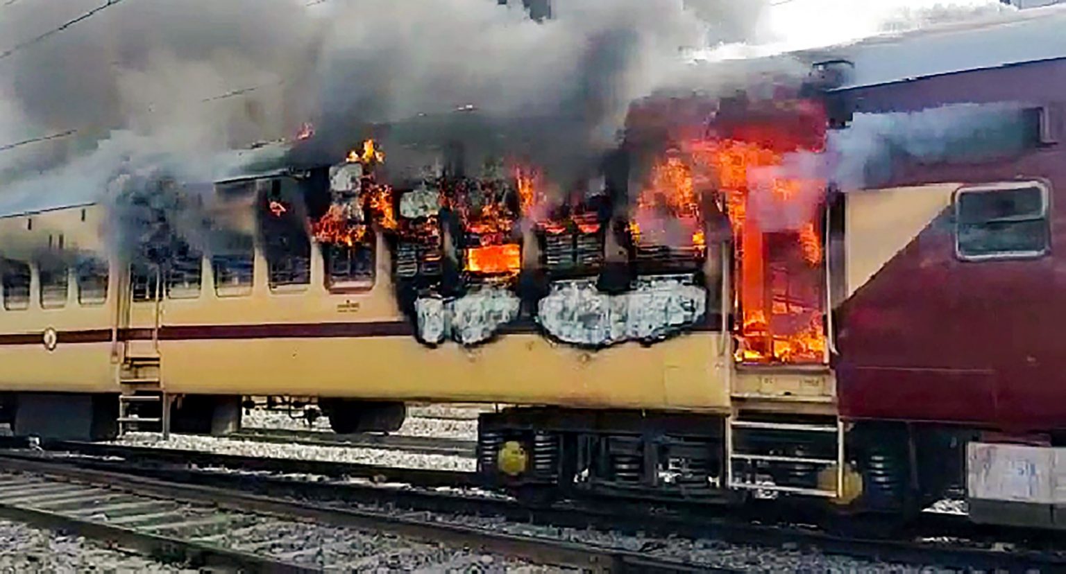 گیا میں مظاہرین نےیارڈ میں کھڑی ٹرین کی بوگی کو آگ لگا دی تھی۔ (فوٹو: پی ٹی آئی)