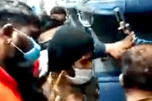 اجمیر جارہی  ٹرین سے ایک مسلمان  مسافر کو گھسیٹ کراس کے ساتھ مارپیٹ کرتے وی ایچ پی کے کارکن ۔ (فوٹو: ویڈیو گریب)