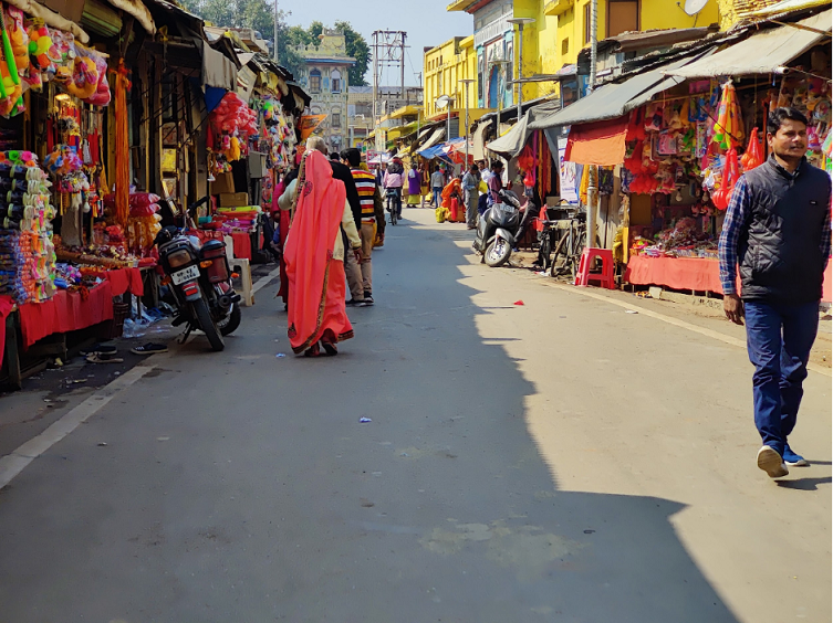 سڑک توسیع سے متاثر ہونے والوں میں اکثر چھوٹے دکاندار ہیں، جو دس سے بیس روپے کی قیمت کاسامان بیچتے ہیں۔