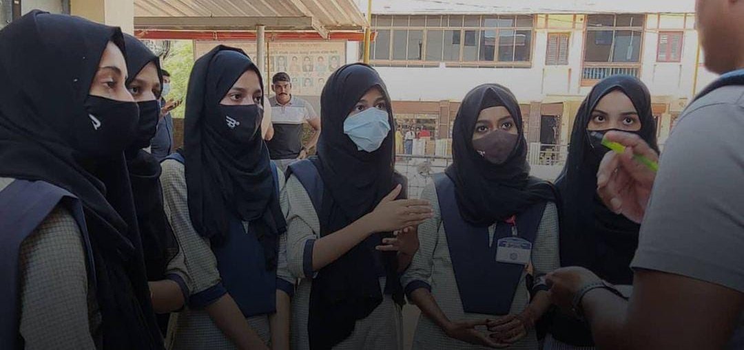 اڈوپی کے ویمنس کالج کی چھ مسلم طالبات حجاب نہ پہننے دینے کی مخالفت میں کلاس روم کے باہر کھڑی ہیں۔ (تصویر کبہ شکریہ: ٹوئٹر /@masood_manna)
