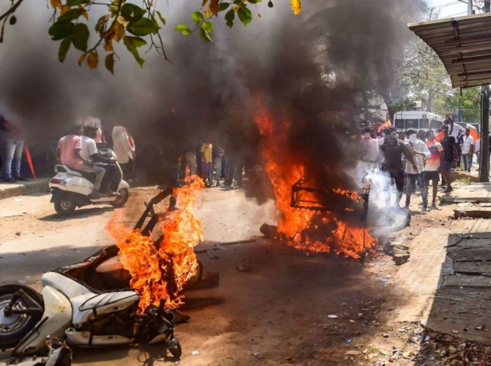 کرناٹک کےشیوموگا میں بجرنگ دل کے کارکن کےقتل کے بعد تشدد اور آتش زنی۔ (تصویر: پی ٹی آئی)