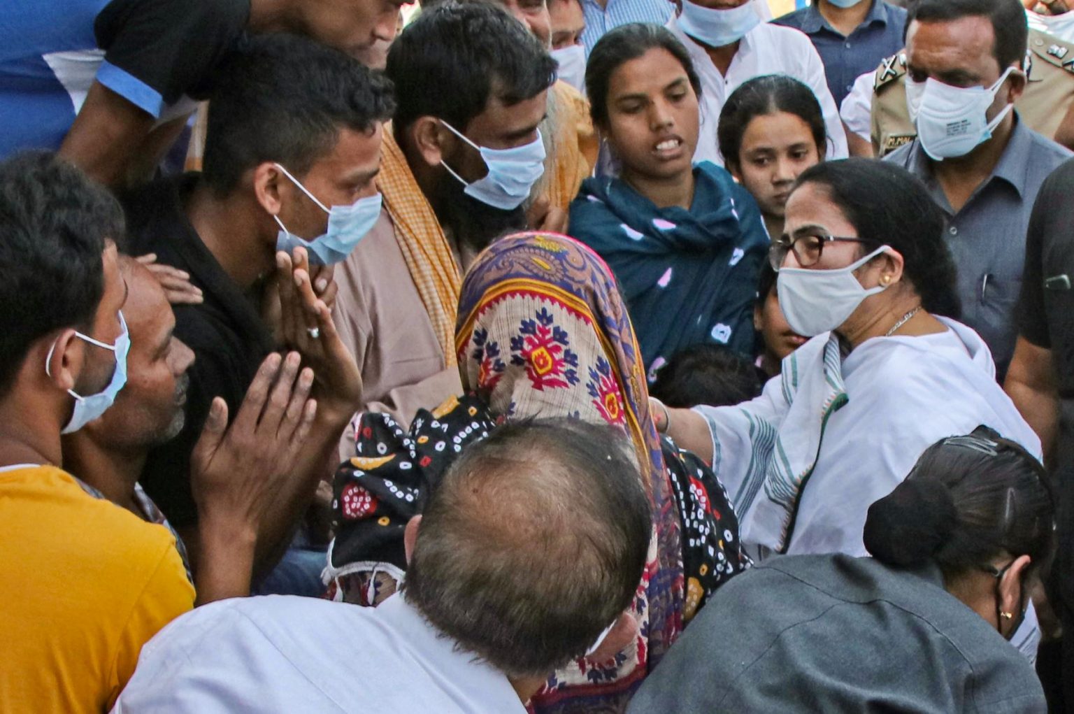 وزیر اعلیٰ ممتا بنرجی بیر بھوم میں مارے گئے ٹی ایم سی لیڈر بھادو شیخ کے اہل خانہ کے ساتھ۔ (تصویر: پی ٹی آئی)