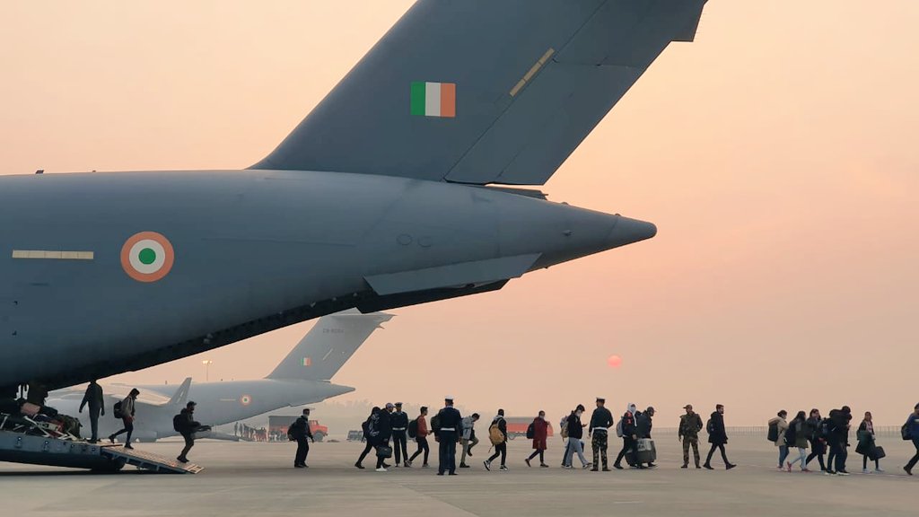 یوکرین سے ہندوستانی فضائیہ کے طیارے کے ذریعے ہندوستان لوٹا ہندوستانیوں کا ایک گروپ  (تصویر بہ شکریہ: Twitter/@IAF_MCC)