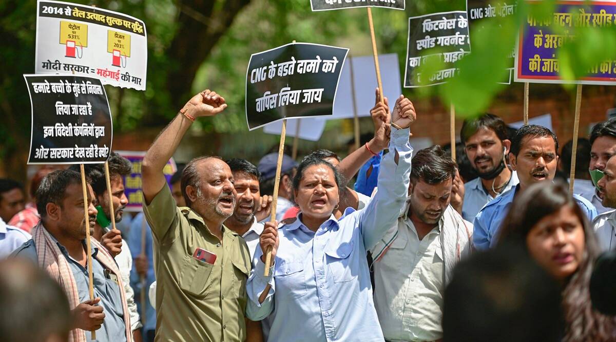 دہلی میں سی این جی کی قیمتوں میں زبردست اضافے کے خلاف کئی کیب اور آٹو ڈرائیوروں نے جنتر منتر پر احتجاجی مظاہرہ کیا۔ (تصویر: پی ٹی آئی)