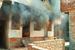 آگرہ میں ہندوتوا گروپ نے مسلم نوجوان کے گھر کو آگ لگا دی۔(فوٹوبہ شکریہ: ٹوئٹر/محمد زبیر)