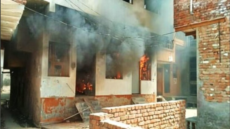 آگرہ میں ہندوتوا گروپ نے مسلم نوجوان کے گھر کو آگ لگا دی۔(فوٹوبہ شکریہ: ٹوئٹر/محمد زبیر)