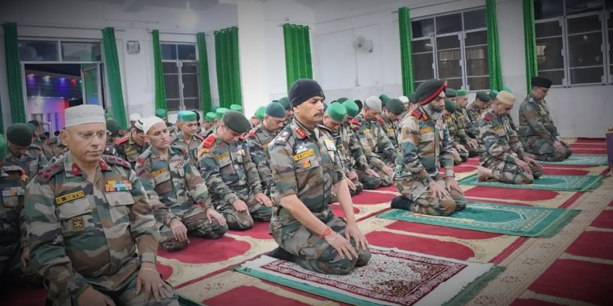 جموں و کشمیر میں نماز ادا کر تے ہندوستانی فوج کے اہلکار۔ (فوٹو بہ شکریہ: ٹوئٹر/ڈیفنس پی آر او)