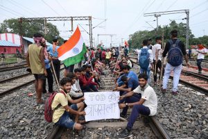 جمعہ کو دھنباد میں ریلوے ٹریک پر اگنی پتھ اسکیم  کے خلاف احتجاج میں بیٹھے نوجوان۔ (تصویر: پی ٹی آئی)