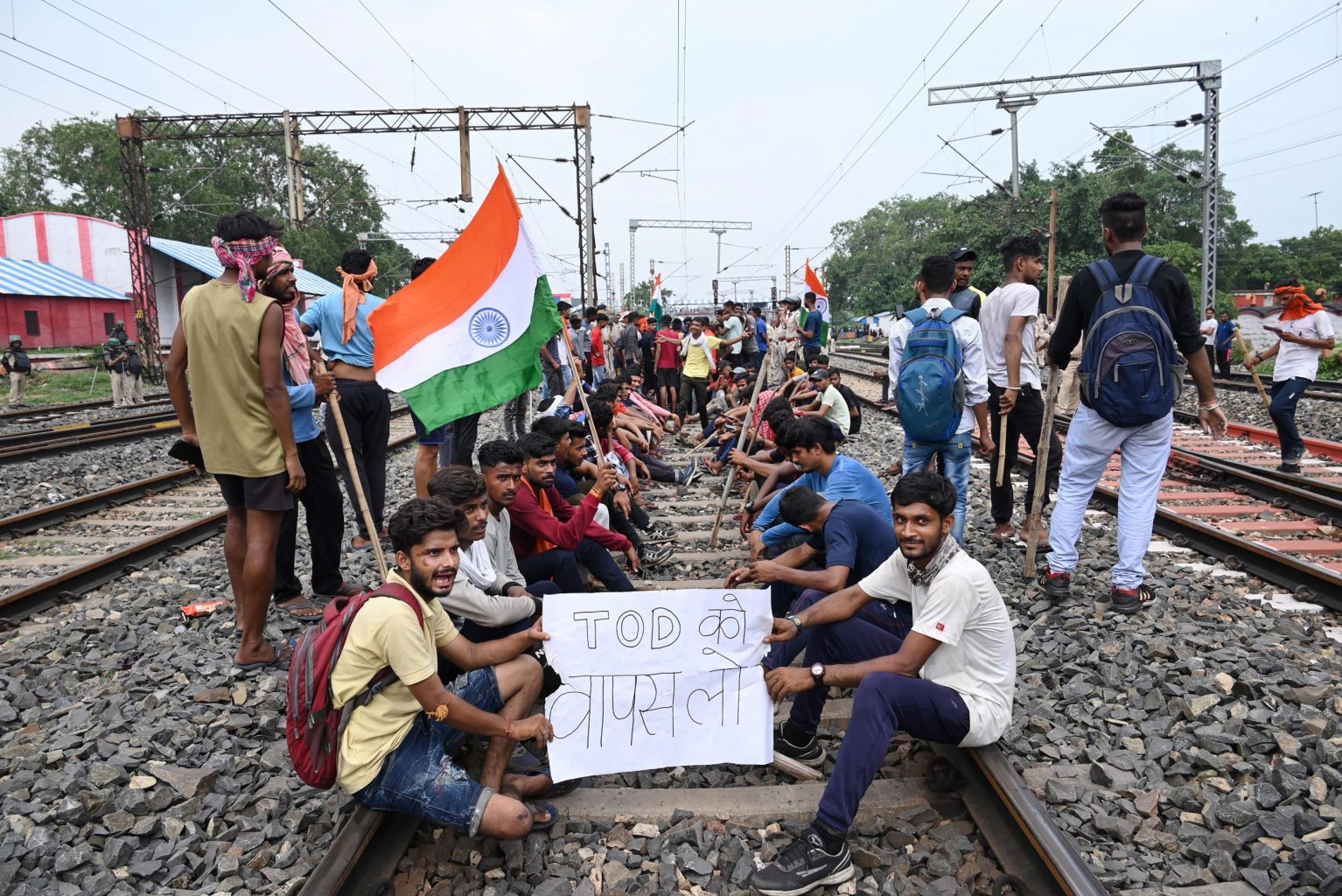 جمعہ کو دھنباد میں ریلوے ٹریک پر اگنی پتھ اسکیم  کے خلاف احتجاج میں بیٹھے نوجوان۔ (تصویر: پی ٹی آئی)