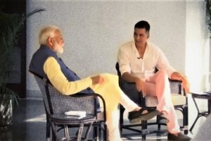 اکشے کمار 2019 کے لوک سبھا انتخابات سے پہلے وزیر اعظم نریندر مودی کا انٹرویو لیتےہوئے۔ (اسکرین شاٹ بہ شکریہ: یوٹیوب/نریندر مودی)
