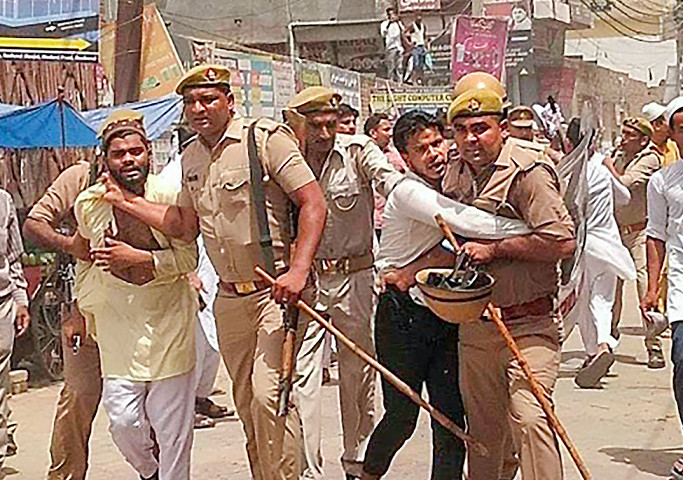 10 جون کو سہارنپور میں مظاہرین کے ساتھ پولیس۔ (تصویر: پی ٹی آئی)