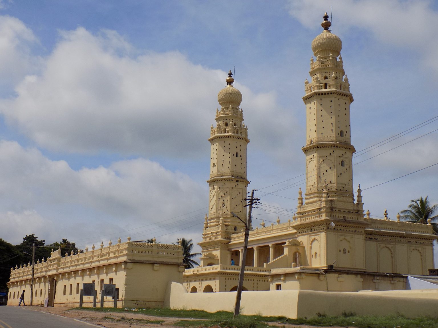 کرناٹک کے سری رنگا پٹنم  میں واقع جامع مسجد۔ (فوٹو بہ شکریہ: وکی پیڈیا)