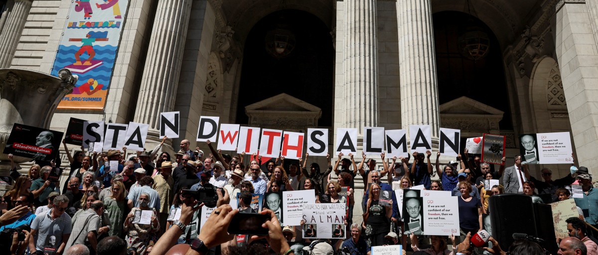 19 اگست کو نیویارک پبلک لائبریری میں سلمان رشدی کی حمایت میں جمع ہوئے لوگ۔ (تصویر: رائٹرس)