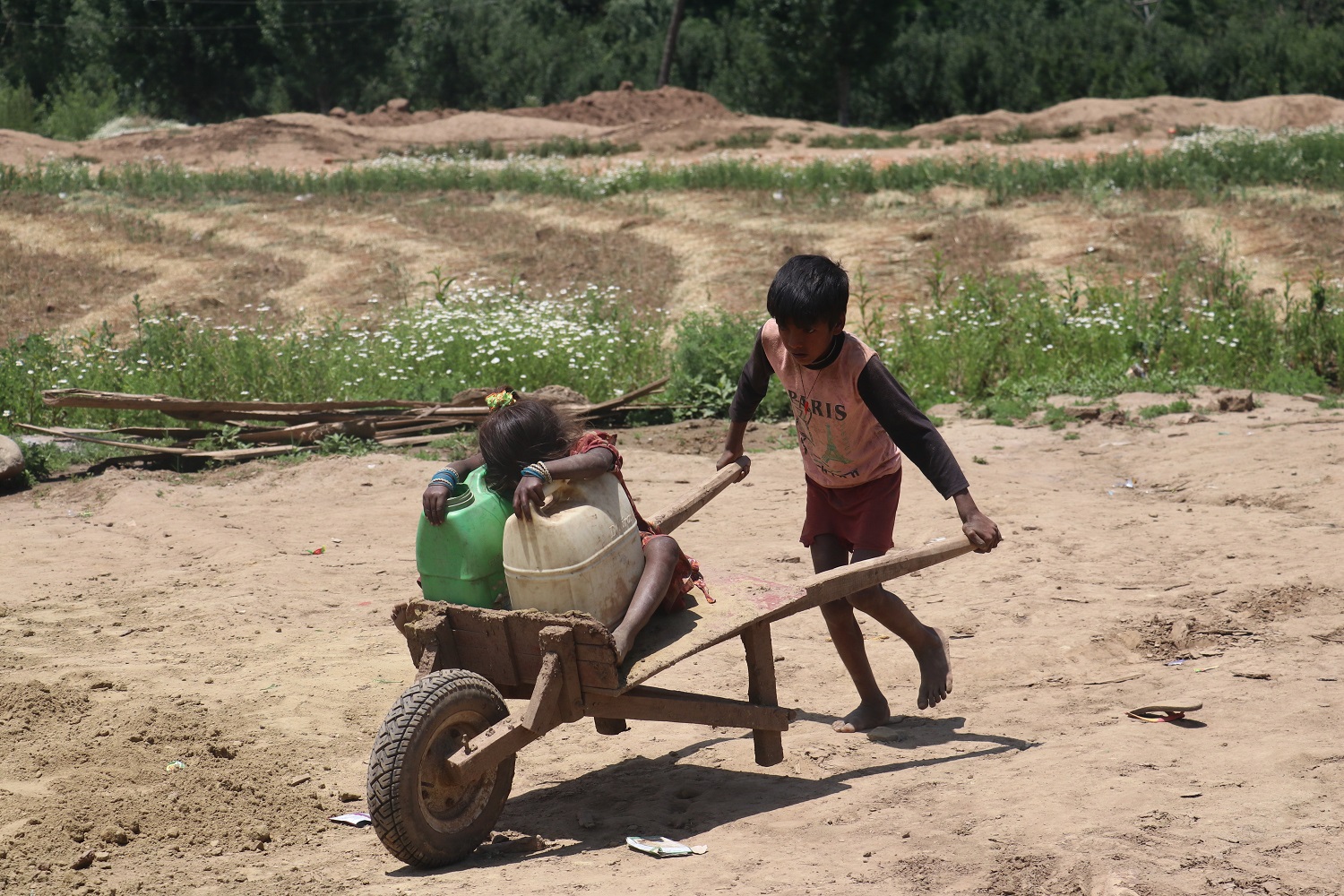 کشمیر کے اینٹ بھٹوں میں پرورش پانے والے ہزاروں غیر مقامی بچے نہ صرف تعلیم سے محروم رہتے ہیں بلکہ بچہ مزدور بھی بن جاتے ہیں۔ (تصویر: بلال بہادر)