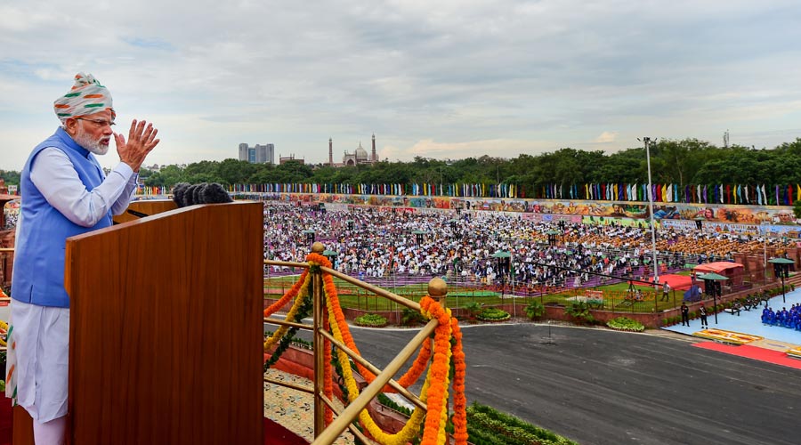 وزیر اعظم نریندر مودی نے 75 ویں یوم آزادی کے موقع پر نئی دہلی کے لال قلعہ سے قوم سے خطاب کیا۔ (تصویر: پی ٹی آئی)