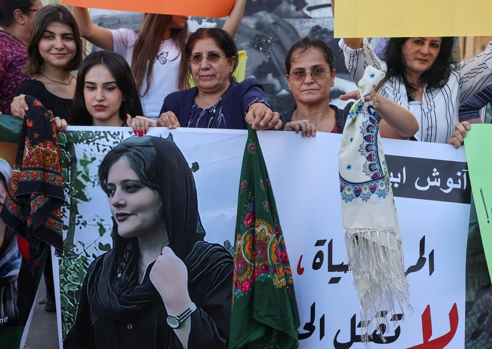 لبنان  کے بیروت میں امینی کی تصویر کے ساتھ  مظاہرہ کر رہی خواتین ۔ (تصویر: رائٹرس)
