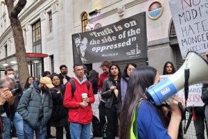 لیسٹر میں تشدد کے بعد کارکنوں نے ہندوستانی  ہائی کمیشن کے باہر احتجاج کیا۔ (فوٹو بہ شکریہ: ساؤتھ ایشیا سالیڈیرٹی نیٹ ورک)