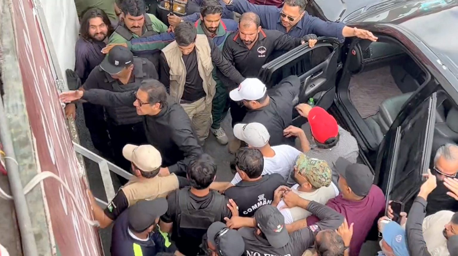 پاکستان کے صوبہ پنجاب میں لانگ  مارچ کے دوران فائرنگ میں سابق وزیراعظم عمران خان زخمی ہوگئے۔ (تصویر: پی ٹی آئی)
