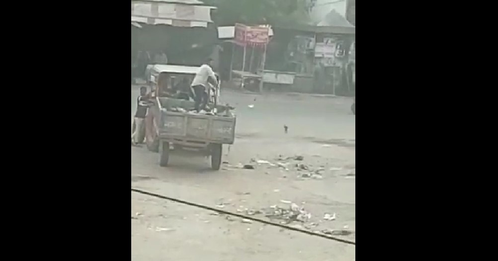 کوڑا کرکٹ پھینکتے ہوئے شیوپور میونسپلٹی ملازمین کےوائرل ویڈیو کا اسکرین شاٹ۔ (بہ شکریہ: فیس بک)