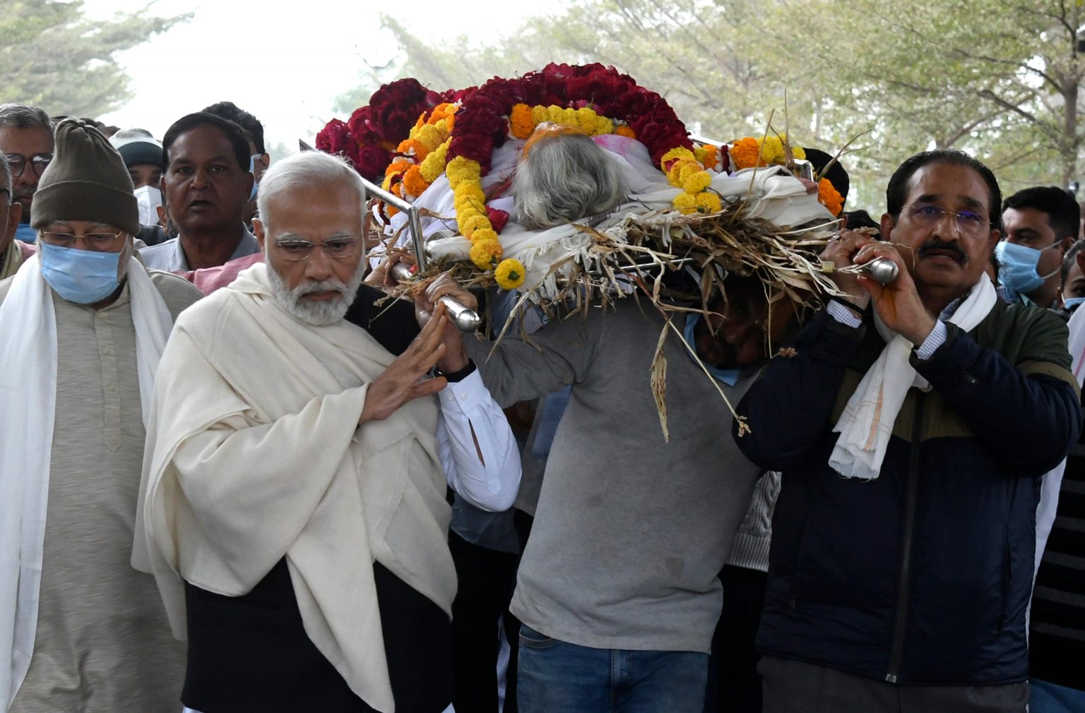جمعہ کو گاندھی نگر میں اپنی ماں ہیرا بین کی آخری رسومات کے دوران وزیر اعظم نریندر مودی نے ان کی ارتھی کو کندھا دیا۔ (تصویر: پی ٹی آئی)