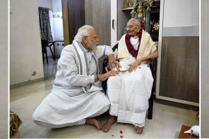 اس سال 18 جون کو ماں ہیرا بین مودی کی 100 ویں سالگرہ کے موقع پر وزیر اعظم نریندر مودی ان سے ملنے گاندھی نگر پہنچے تھے۔ (تصویر: پی ٹی آئی)
