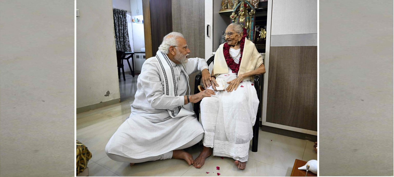 اس سال 18 جون کو ماں ہیرا بین مودی کی 100 ویں سالگرہ کے موقع پر وزیر اعظم نریندر مودی ان سے ملنے گاندھی نگر پہنچے تھے۔ (تصویر: پی ٹی آئی)