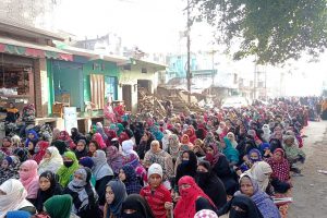 ہلدوانی میں بے دخلی کے فیصلے کے خلاف  ایک احتجاجی مظاہرہ  کی تصویر۔ (فوٹوبہ : سمیدھا پال)