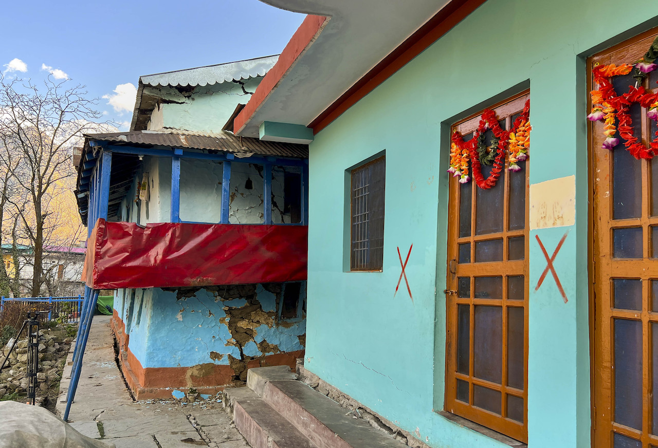 جوشی مٹھ کے لینڈ سلائیڈنگ سے متاثرہ علاقے میں ایک گھر میں پڑا  شگاف ۔ (تصویر: پی ٹی آئی)