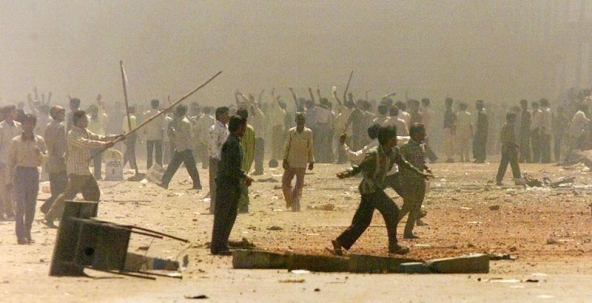 یکم مارچ 2002 کو احمد آباد میں ہونے والے فسادات کی ایک تصویر۔ (تصویر: رائٹرس)
