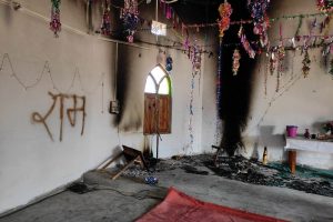 نرمداپورم ضلع میں نامعلوم افراد نے ایک چرچ کو آگ لگا دی۔ (فوٹوبہ شکریہ: ٹوئٹر/@KashifKakvi)