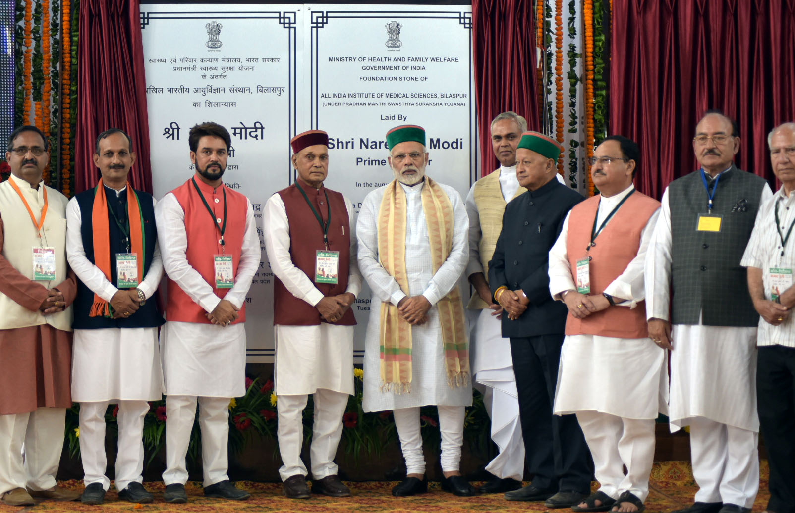 اکتوبر 2017 میں ہماچل پردیش کے بلاس پور میں ایمس کا سنگ بنیاد رکھنے کی تقریب میں وزیر اعظم نریندر مودی، اس وقت کے وزیر صحت جے پی نڈا، گورنر اور وزیر اعلیٰ اور دیگر رہنما۔ (فوٹوبہ شکریہ: پی آئی بی)